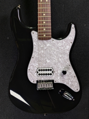 Fender - Tom Delonge Strat RW - BLK 2